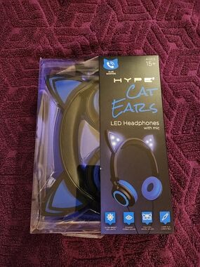 HYPE Cat Ears LED Headphones in Black & Blue